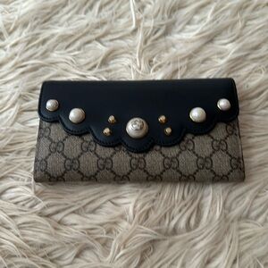 Gucci black peony pearl-studded wallet